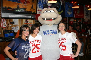 Gnate_and_hooters_girls_1